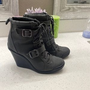 Simply Vera Gray Wedges